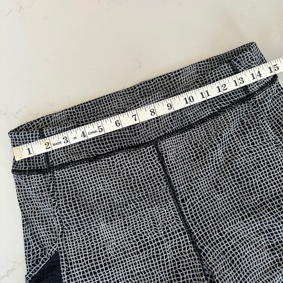 Lululemon Black/White side mesh leggings Size 8 - Picture 5 of 7